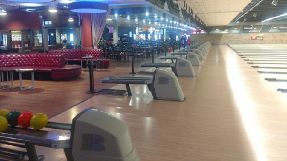 Bowling Alley Pleasant Hill Des Moines, IA, birthday party for family fun, virtual reality